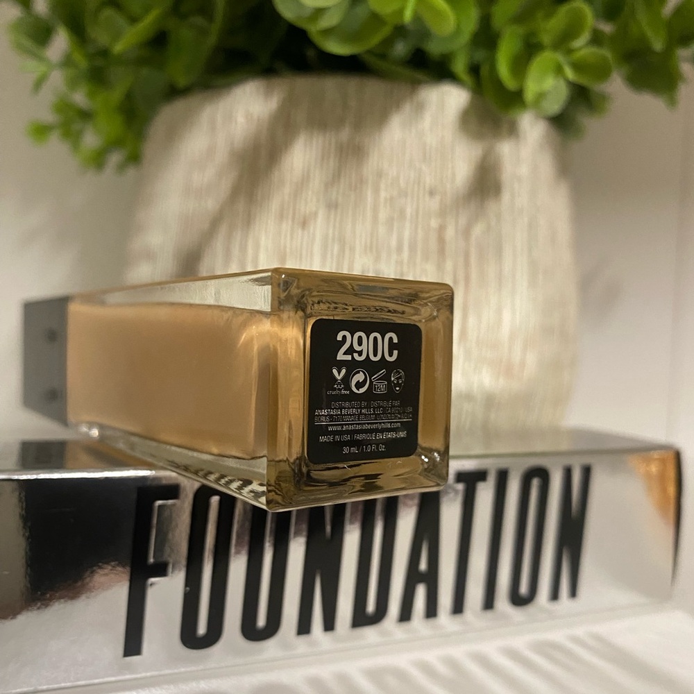 Anastasia, Beverly Hills luminous foundation - Picture 3 of 4